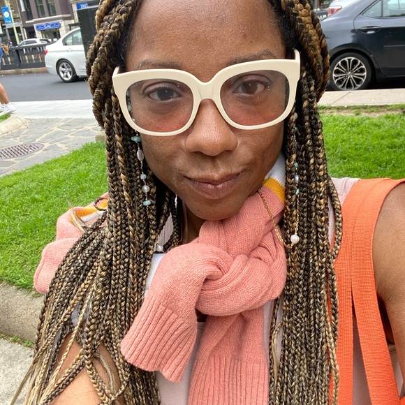 Meet your Posher, Kimberly - Picture 2 of 2